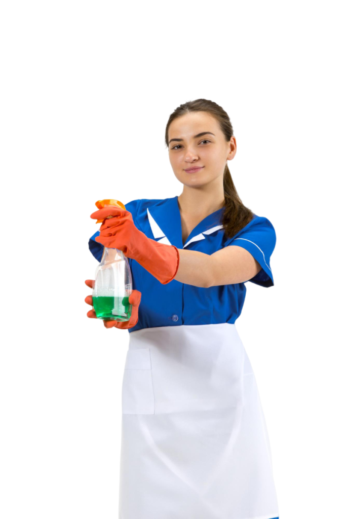 Reinigungskraft mit Sprayflasche in blauer Uniform