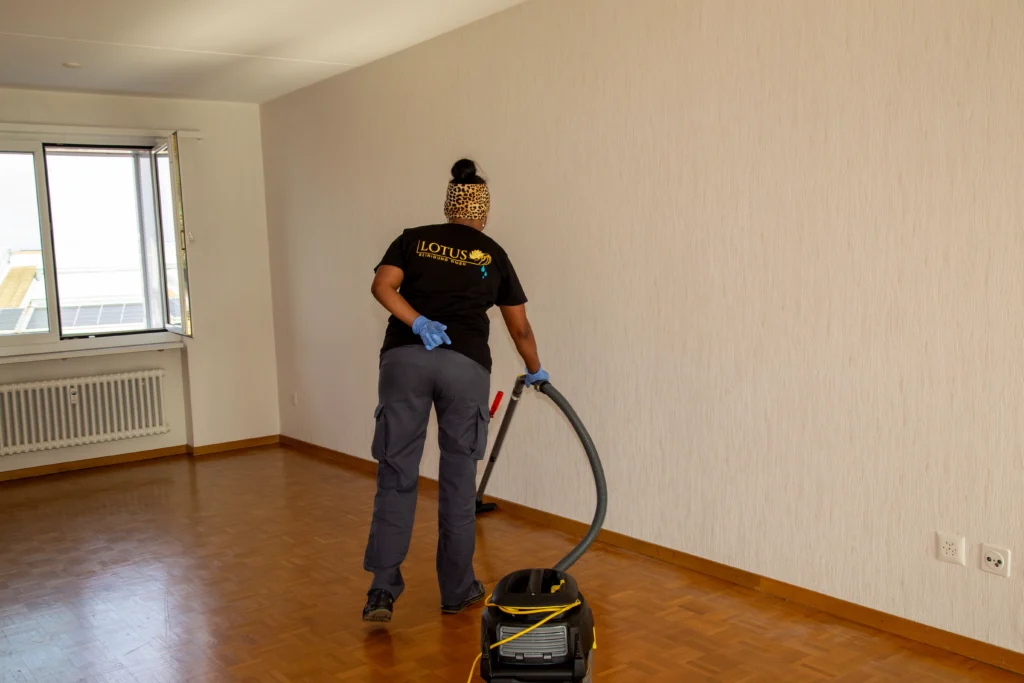 Reinigungsdienst im leeren Raum mit Staubsauger