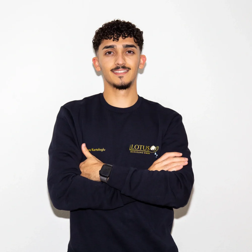 Mann in Lotus Reinigung GmbH Pullover lächelnd